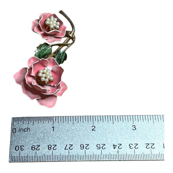 Vintage Metal Art Pink Flower Green Leaves Faux Pearls Center Articulated Brooch - Picture 8 of 9